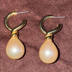 Gold PEARL drop earrings 🐈‍⬛